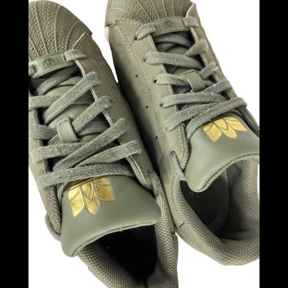 Adidas army green shoes. size 4 - Picture 10 of 10